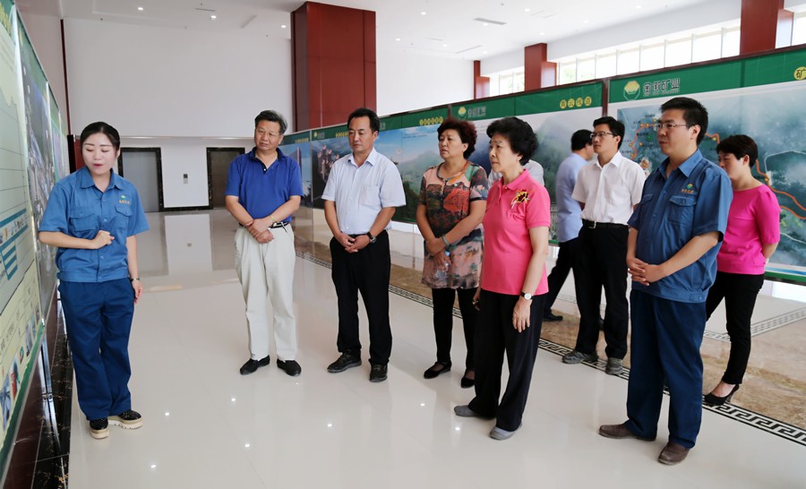1-2015年8月，全國政協(xié)副主席、中國科學(xué)院院士王志珍一行蒞臨金徽股份調(diào)研。.jpg