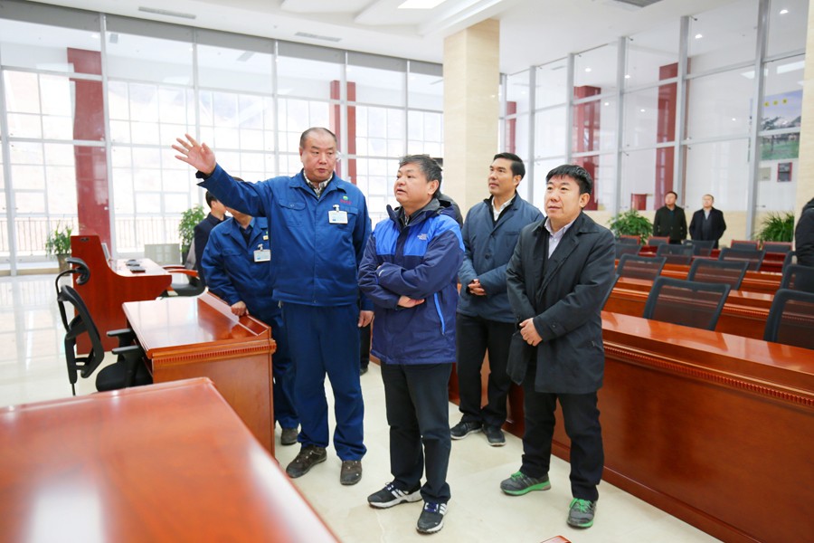 9-2016年12月，生態(tài)環(huán)境部部長黃潤秋（時任環(huán)境保護(hù)部副部長）蒞臨金徽股份視察工作，對金徽股份 的環(huán)境保護(hù)工作給充分肯定。.jpg